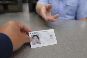 La ley de revocación de licencias que aplicaría el DMV en California