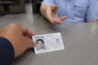 La ley de revocación de licencias que aplicaría el DMV en California