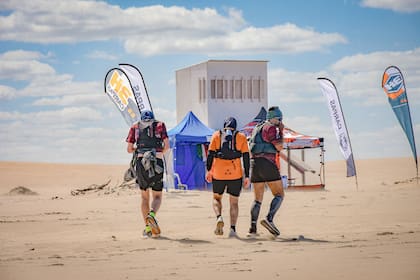 Tres corredores llegan a uno de los puestos de asistencia de Atlántica 100k
