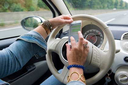 Tres de cada cuatro conductores argentinos admite que se distrae durante el manejo, y el uso del smartphone y de WhatsApp está entre los principales causantes de esta desatención al volante