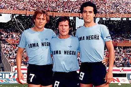 Tres de las figuras de Loma Negra: Félix Orte, Carlos Squeo y Mario Husillos antes de enfrentar a River en el Nacional de 1981
