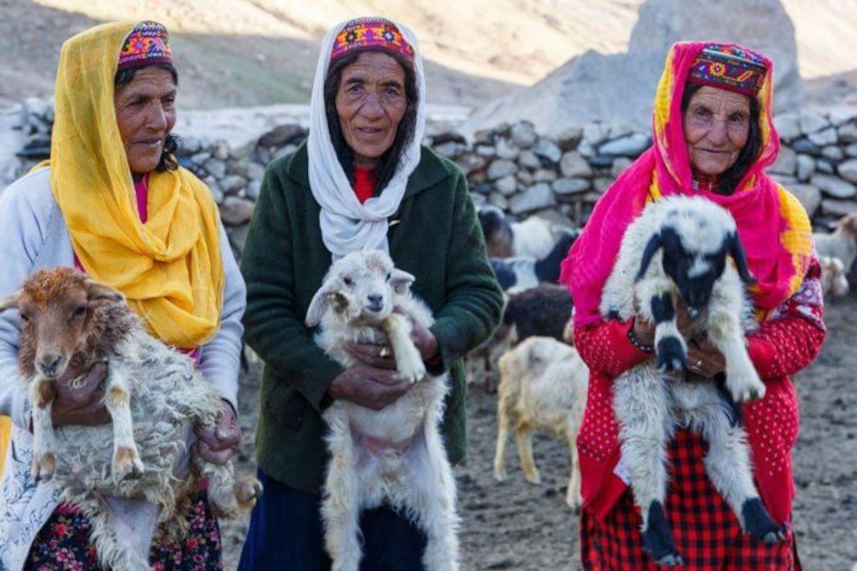 Tres de las últimas pastoras Wakhi: Sakina (izquierda), Thai Bibi (centro) y Annar (derecha)