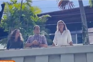 Tres de los asilados venezolanos en la terraza de la embajada argentina