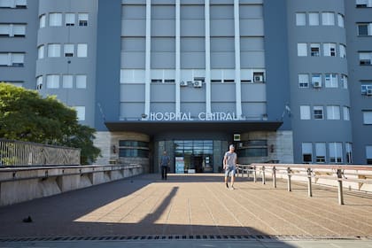 Tres de los cinco primeros casos dados a conocer hoy corresponden a pacientes internados en el Hospital Central, el más grande de la provincia.