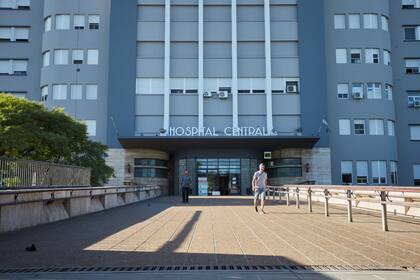 Tres de los cinco primeros casos dados a conocer hoy corresponden a pacientes internados en el Hospital Central, el más grande de la provincia.