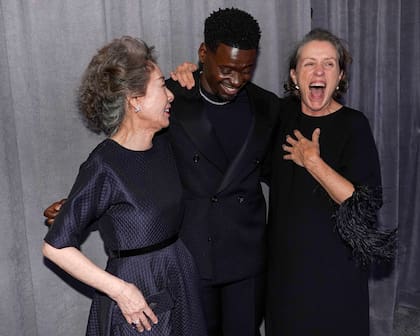 Tres de los cuatro actores ganadores del Oscar en la ceremonia 2021: Yuh-Jung Youn, por "Minari"; Daniel Kaluuya, por "Judas y el Mesías negro y Frances McDormand, por "Nomadland" festejan sus estatuillas