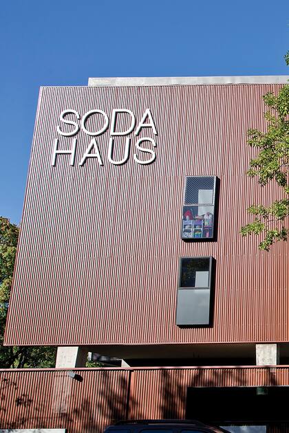 Tres de los jóvenes residentes del Soda Haus muestran su estilo de vida en dos ambientes cargados de personalidad.