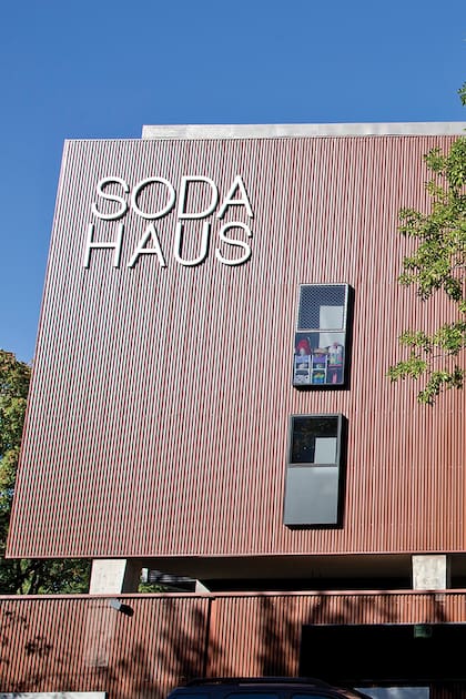 Tres de los jóvenes residentes del Soda Haus muestran su estilo de vida en dos ambientes cargados de personalidad.