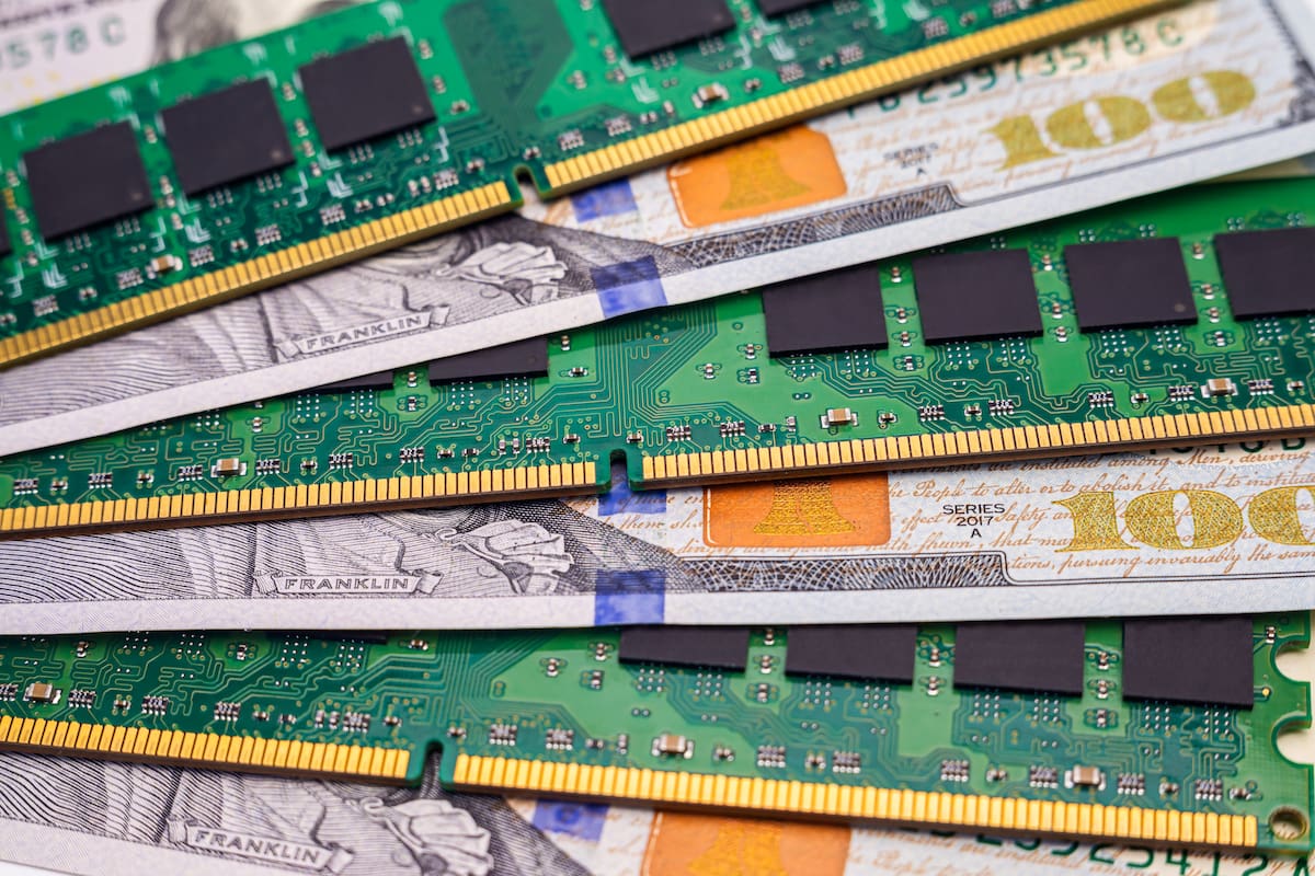 Tres de los principales fabricantes de memoria DRAM y HBM, Samsung, SK Hynix y Micron, ya vendieron toda su capacidad productiva para 2027, que estará dirigida a cubrir la demanda de la inteligencia artificial (IA)