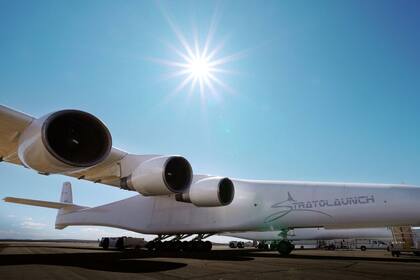 Tres de los seis motores de un Boeing 747 que usa el avión para impulsarse
