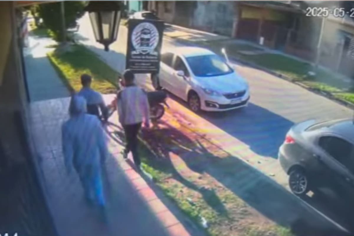Tres delincuentes intentaron robar a una madre y su hijo, pero los vecinos lo impidieron