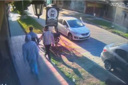 Tres delincuentes intentaron robar a una madre y su hijo, pero los vecinos lo impidieron