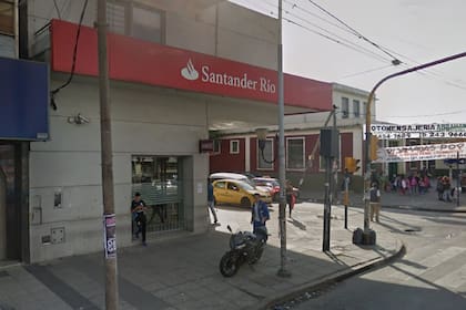 Tres delincuentes robaron$5.000.000 de una sucursal del Banco Santander Río
