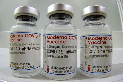 Tres dosis de la vacuna contra COVID-19 de Moderna son exhibidas en un centro de vacunación contra el coronavirus en el "Velódromo" de Berlín, Alemania. (AP Foto/Michael Sohn, archivo)