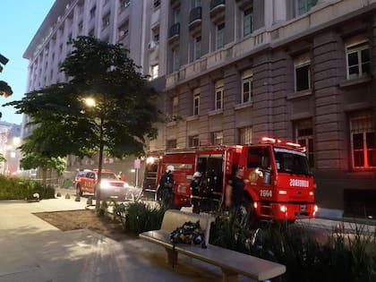 Tres dotaciones de Bomberos trabajaron para controlar el fuego en el Ministerio de Economía