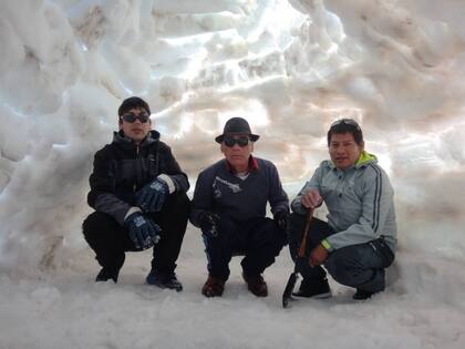Tres empleados del empresario Hugo Acito durante un viaje por Neuquén