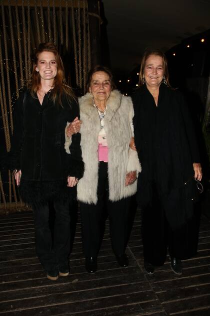 Tres generaciones: Carolina Bianchetti, su abuela María Laura Estévez de Steverlynck, expresidenta de ALPI y María Steverlynck de Fundación Pescar