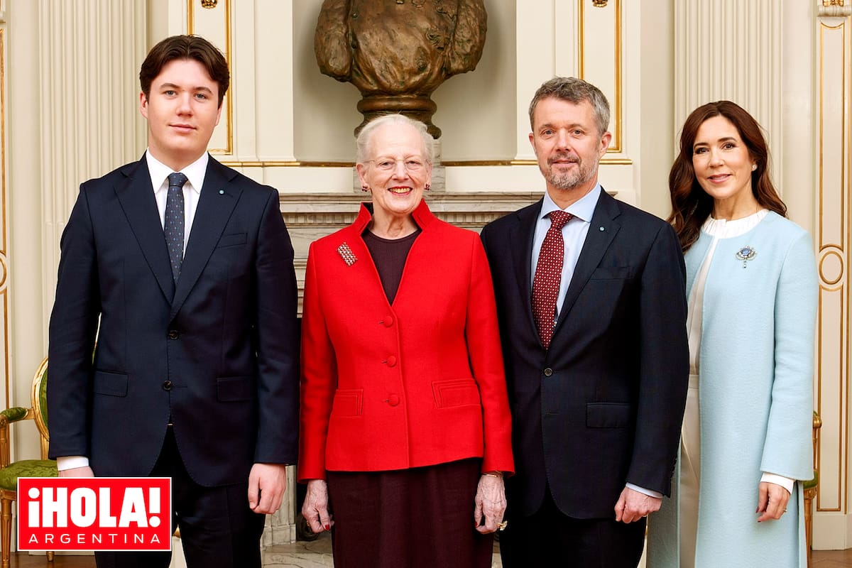 Tres generaciones de la línea sucesoria danesa -el príncipe Christian, la reina Margarita y el príncipe Federico- posan junto con la princesa Mary.