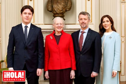 Tres generaciones de la línea sucesoria danesa -el príncipe Christian, la reina Margarita y el príncipe Federico- posan junto con la princesa Mary.