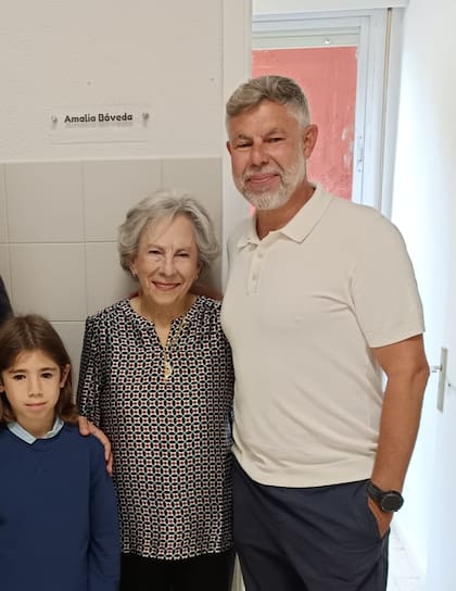 Tres generaciones descendientes del mártir del Alexandre Bóveda: el bisnieto, la hija y el nieto del economista; Valentín García Bóveda (izq.) es el vicepresidente de la Fundación Bóveda