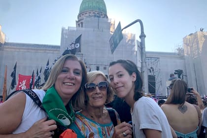 Tres generaciones en la marcha: Natalia Jiménez, (nieta); Dora Lavieri (abuela) y Mariela Bettoni (madre)