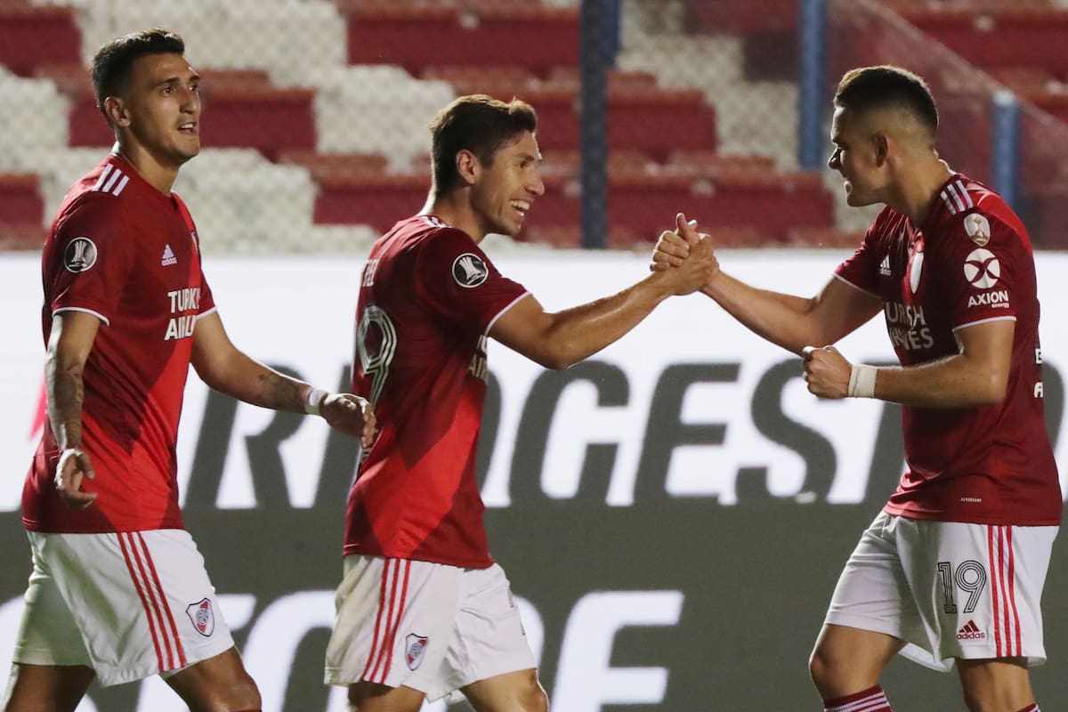 Tres goles de Borrè, que festeja con Montiel y Matias Suarez.