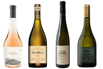 Tres grandes blancos y un rosado con personalidad propia