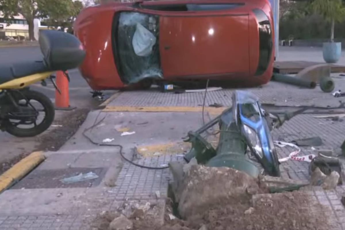 Tres heridos en Puerto Madero luego de que su auto derrapara y volcara