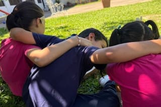 Tres hermanitos buscan una familia que los adopte y piden crecer juntos