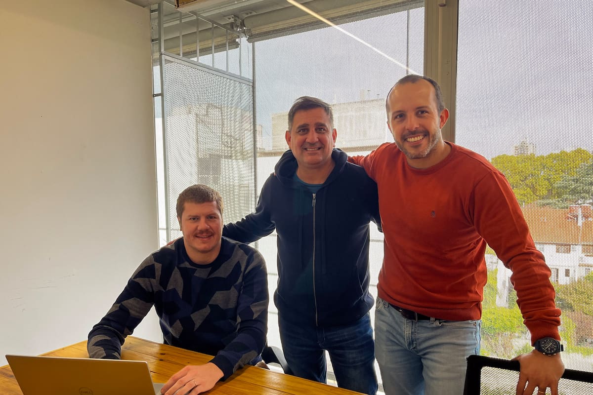 Tres hombres posando