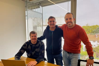 Tres hombres posando