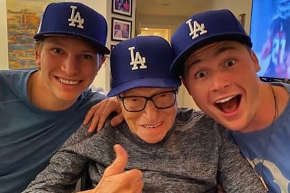 Tres hombres sonriendo