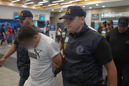 Tres hombres de nacionalidad colombiana entraron a robar a un departamento de Caballito, los detuvieron y los expulsaron del país