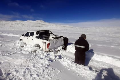 Tres horas a caballo en la nieve para reparar internet en el centro de Chubut