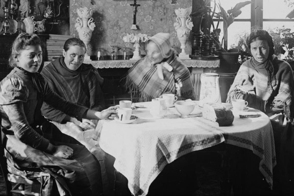 Tres huéspedes y un miembro de una familia de acogida a principios del siglo XX. Para 1938, el pueblo de unos 20.000 habitantes acogía más de 3.700 huéspedes