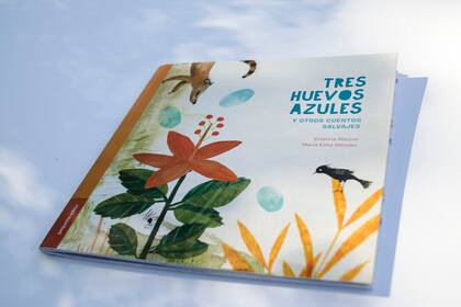 Tres huevos azules