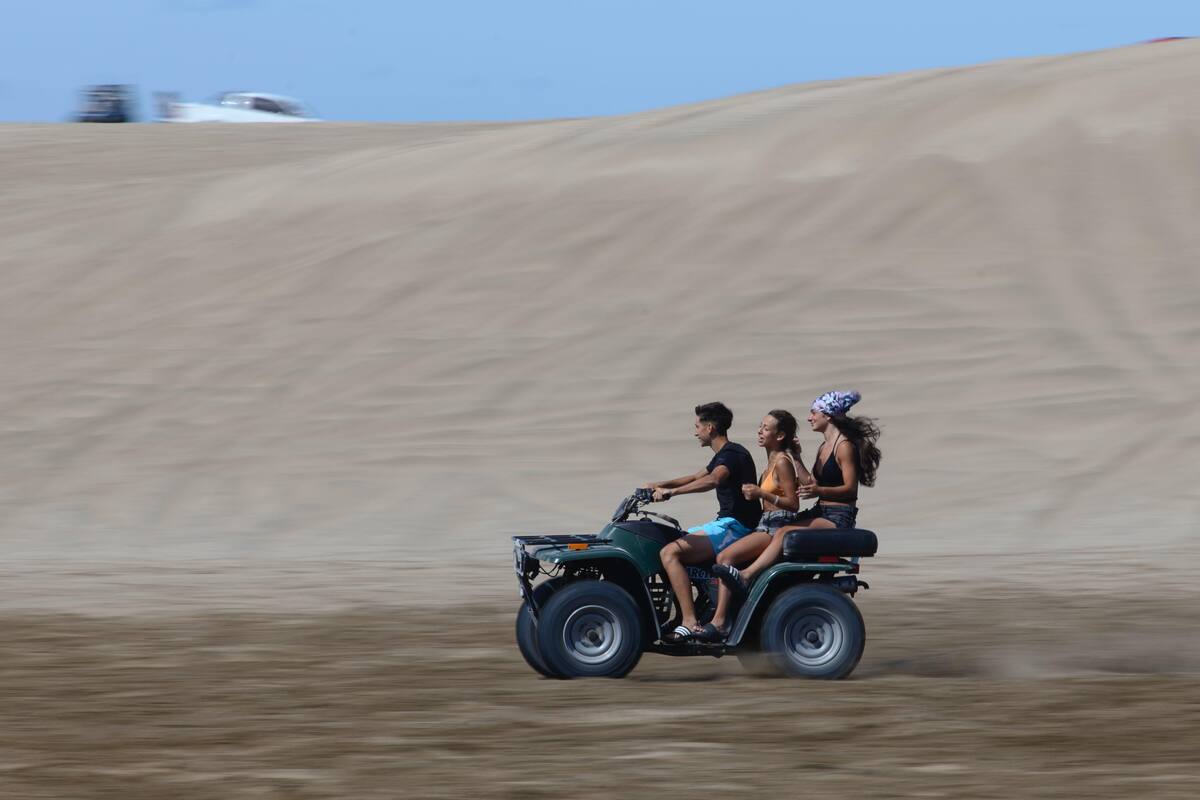 Tres jóvenes circulan por La Hoya (Pinamar) sin casco
