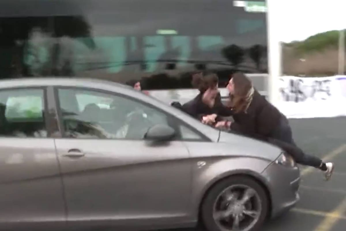 Tres jóvenes fueron embestidas por una conductora en medio de la marcha del 8M en Barcelona