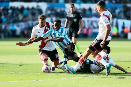 Tres jugadores de River tratan de controlar a Carbonero