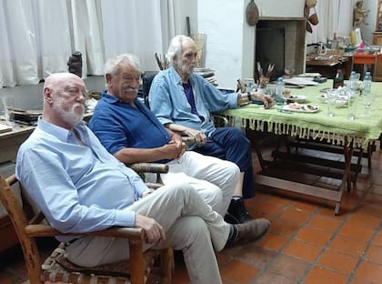 Tres maestros asentados en Unquillo, Córdoba: Antonio Seguí, Luis Wells y Carlos Alonso en el taller de éste último.