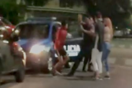 Tres menores fueron sorprendidos intentando abrir autos en Villa Devoto, y, al ser demorados por un policía, comenzaron las agresiones