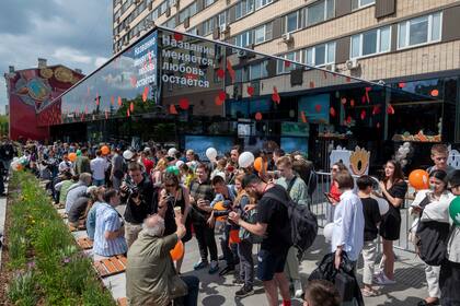 Tres meses después de que McDonald’s suspendió sus operaciones en Rusia, cientos de personas se congregaron este domingo en su antiguo y famoso establecimiento en la Plaza Pushkin de Moscú