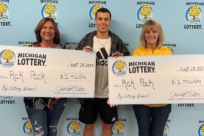 Tres miembros del club de lotería Rak Pack sosteniendo sus cheques de 1 millón de dólares. Diane Quist (izquierda), Jade Rakowicz (centro), Deborah Gruschow (derecha)