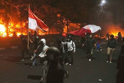 Tres muertos tras incendio provocado por turba en un parlamento regional en Indonesia