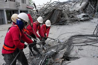 Tres muertos y 17 desaparecidos, la mayoría trabajadores, tras el derrumbe de un hotel en Filipinas
