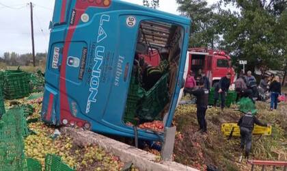 Tres muertos y 20 heridos tras un choque entre un micro y un camión en General Alvear