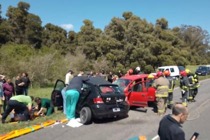  Tres muertos y tres heridos en un choque frontal entre dos autos en la Ruta 11 cerca de Villa Gesell