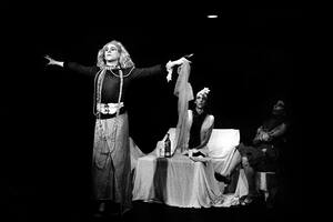 Tres mujeres descontroladas: Batato Barea, Humberto Tortonese y Alejandro Urdapilleta en el Parakultural, circa 1989