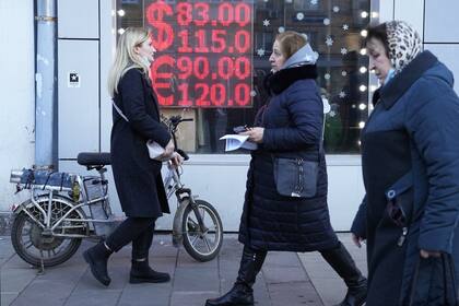 Casa de cambios que muestra la cotización del dólar y el euro en Moscú el 28 de febrero del 2022.