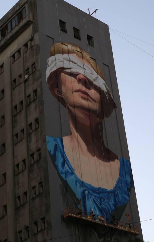 La mujer con los ojos vendados, como una metáfora de los 25 años de impunidad